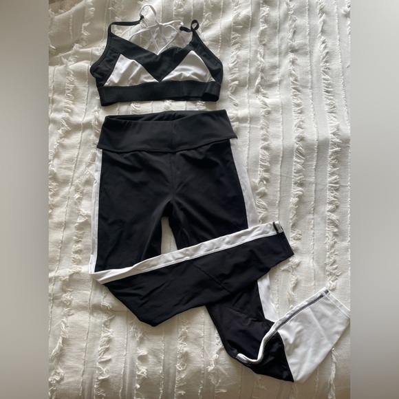 $230 Alala Matching Set: Reef Leggings + Reef Bra Small Black + White - Picture 16 of 16